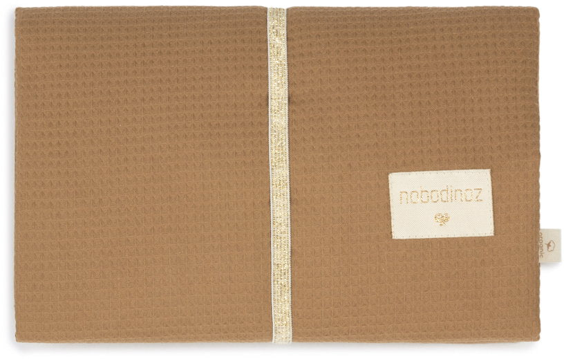 matelas-a-langer-impermeable-en-nid-d-abeille-de-coton-bio-caramel-68-x-50-cm-mozart-nobodinoz-1