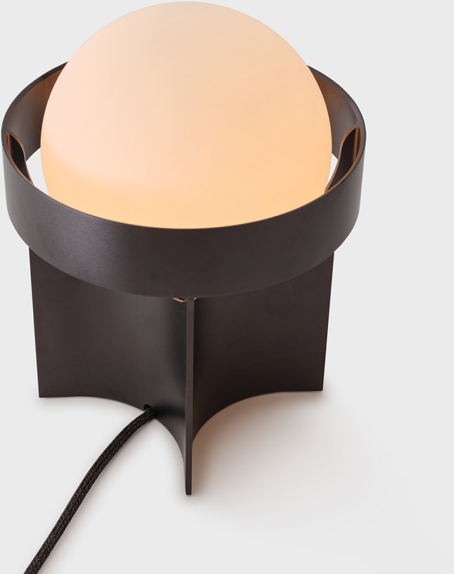 lampe-de-table-en-aluminium-gris-fume-loop-tala-2