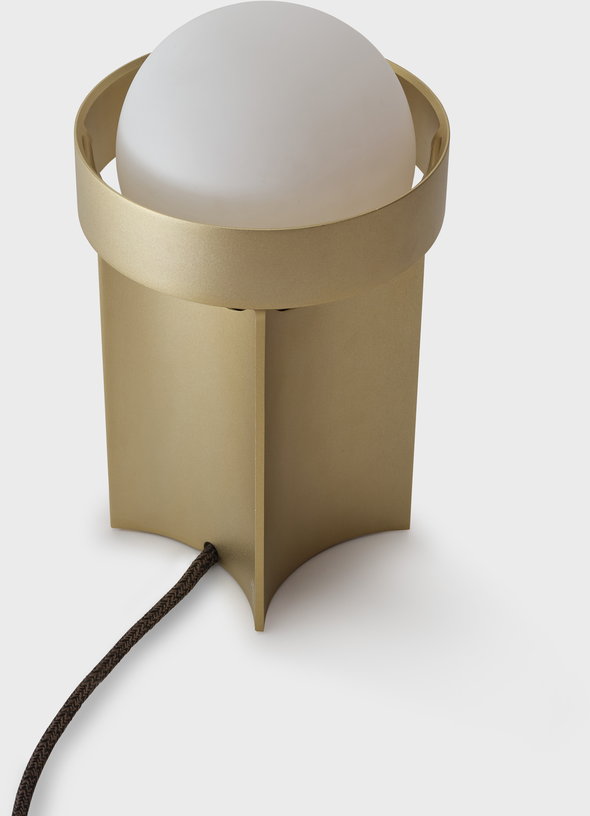 petite-lampe-de-table-en-aluminium-dore-loop-tala-4