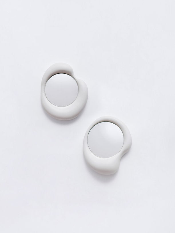 petit-miroir-design-en-ceramique-blanc-ingres-auguste-moustache-3