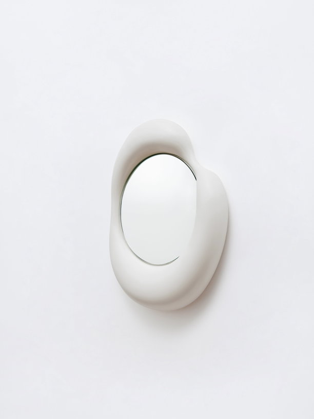 petit-miroir-design-en-ceramique-blanc-ingres-auguste-moustache-2