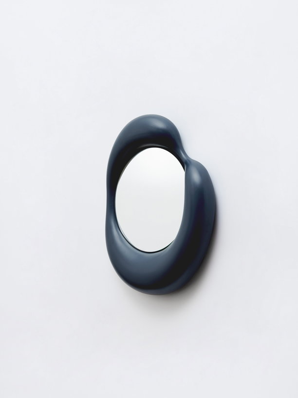 petit-miroir-design-en-ceramique-bleu-nuit-ingres-auguste-moustache-2