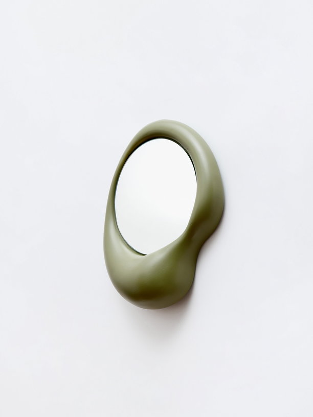 petit-miroir-design-en-ceramique-kaki-ingres-jean-moustache-2