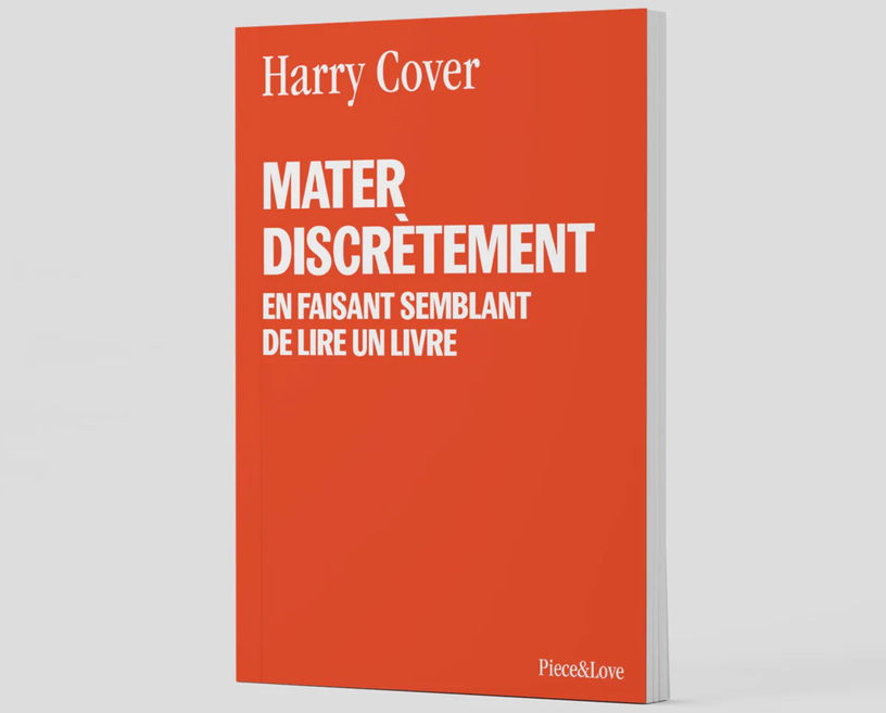 carnet-en-papier-recycle-mater-discretement-en-faisant-semblant-de-lire-un-livre-piece-love-1
