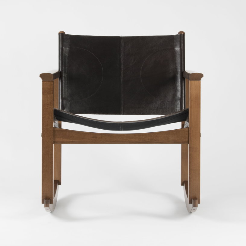 fauteuil-a-bascule-en-cuir-noir-et-noyer-peglev-objekto-2