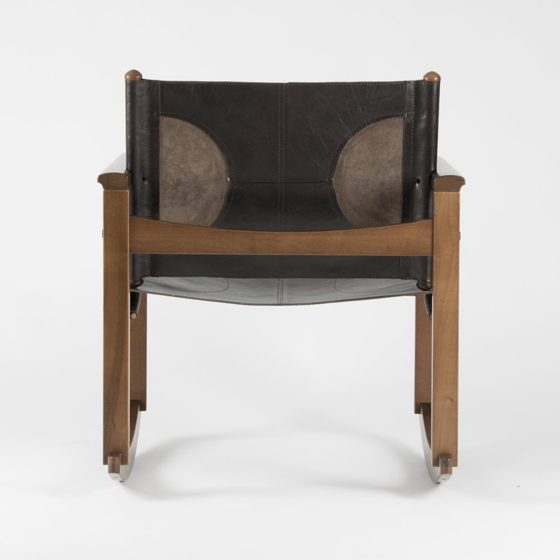 fauteuil-a-bascule-en-cuir-noir-et-noyer-peglev-objekto-3