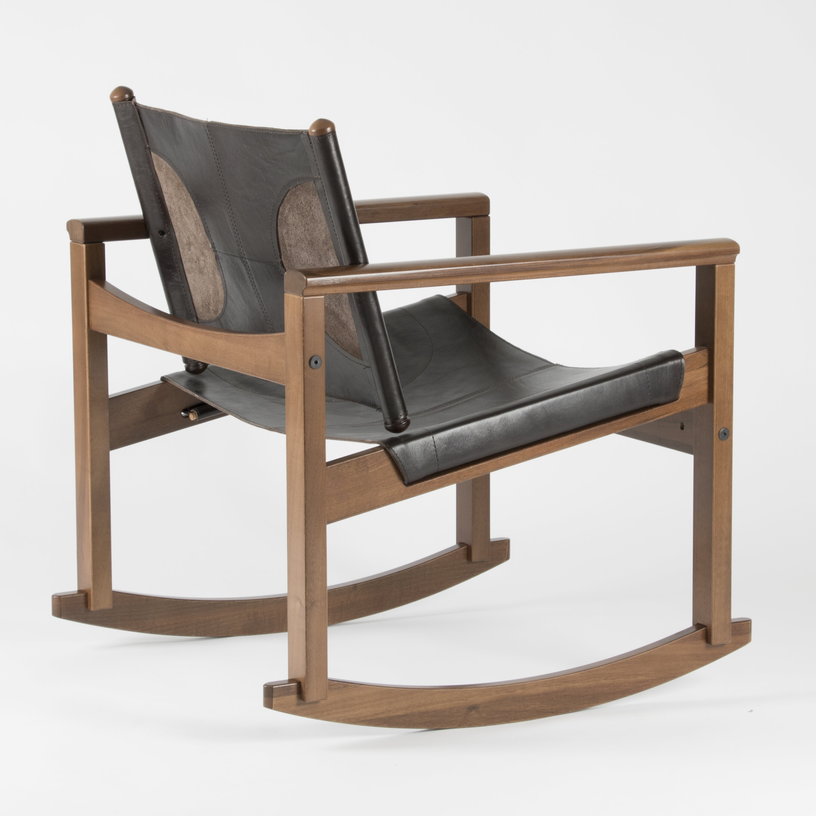 fauteuil-a-bascule-en-cuir-noir-et-noyer-peglev-objekto-4