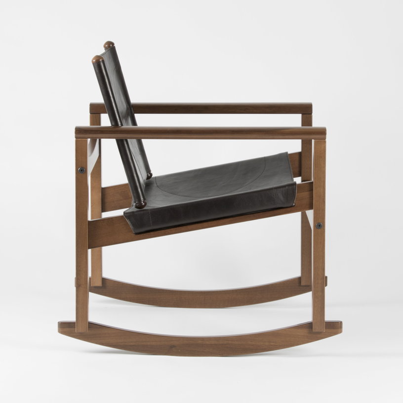fauteuil-a-bascule-en-cuir-noir-et-noyer-peglev-objekto-5