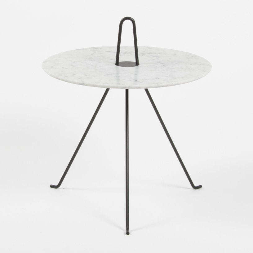 table-basse-ronde-en-marbre-de-carrare-et-acier-noir-42-x-49-cm-tipi-objekto-2