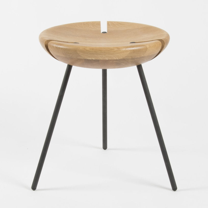 tabouret-en-chene-massif-et-acier-noir-45-cm-tribo-objekto-3