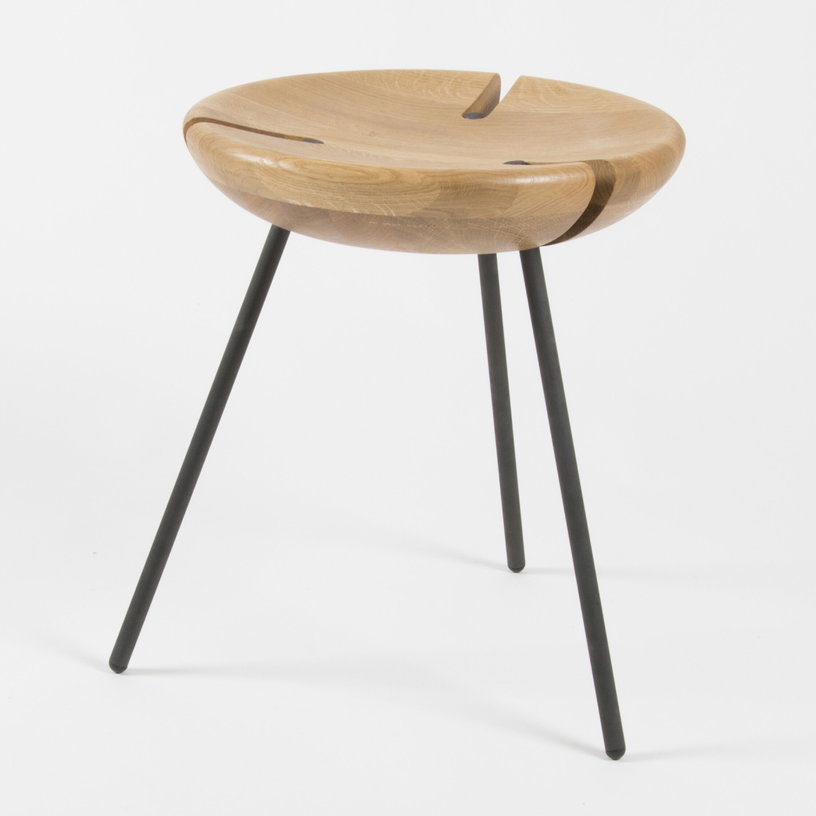 tabouret-en-chene-massif-et-acier-noir-45-cm-tribo-objekto-2