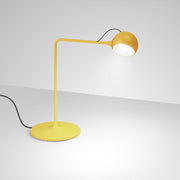 lampe-de-table-en-acier-jaune-ixa-artemide-1