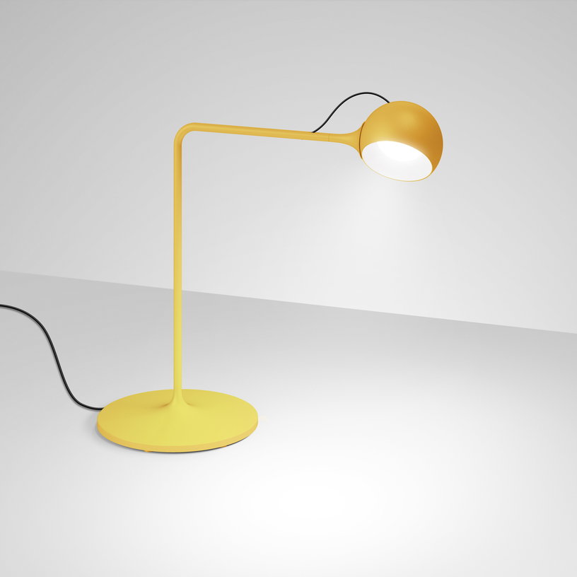 lampe-de-table-en-acier-jaune-ixa-artemide-1