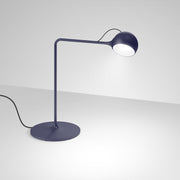 lampe-de-table-en-acier-bleu-ixa-artemide-1