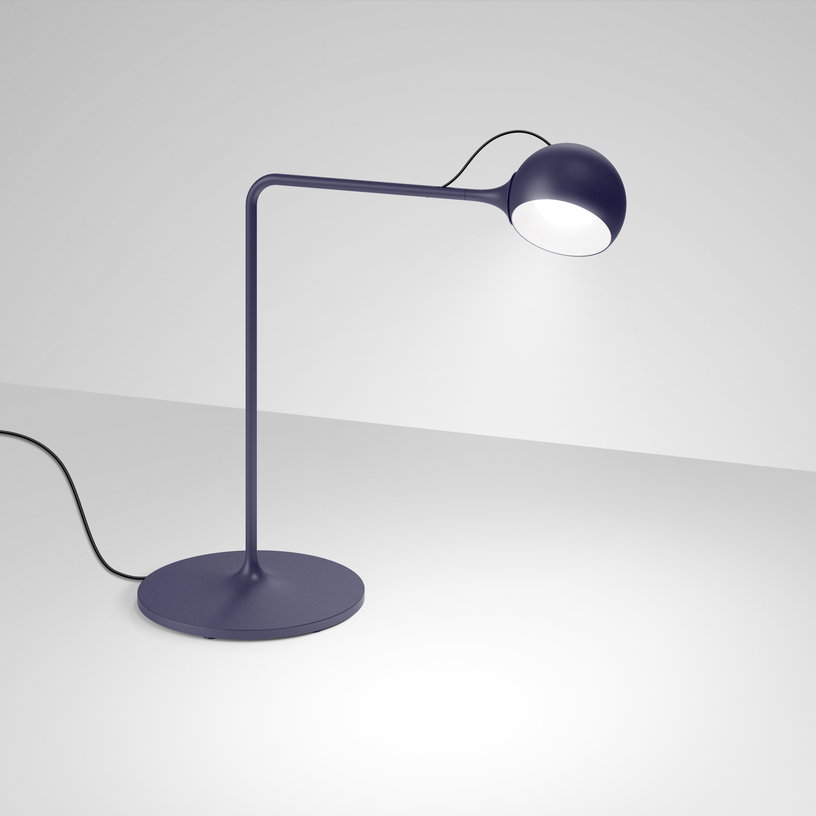 lampe-de-table-en-acier-bleu-ixa-artemide-1