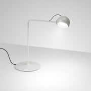 lampe-de-table-en-acier-blanc-ixa-artemide-1