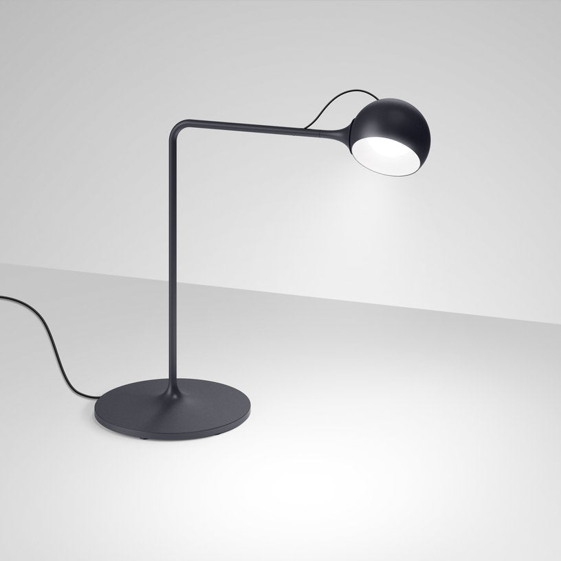 lampe-de-table-en-acier-anthracite-ixa-artemide-1