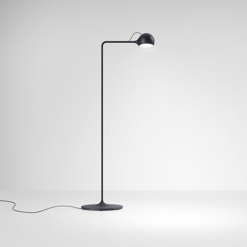lampadaire-de-lecture-en-acier-anthracite-ixa-artemide-1