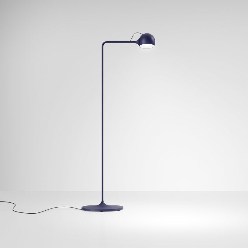lampadaire-de-lecture-en-acier-bleu-ixa-artemide-1