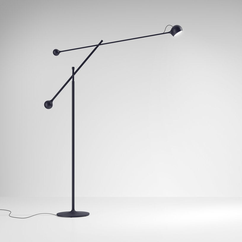 lampadaire-en-acier-anthracite-ixa-artemide-1