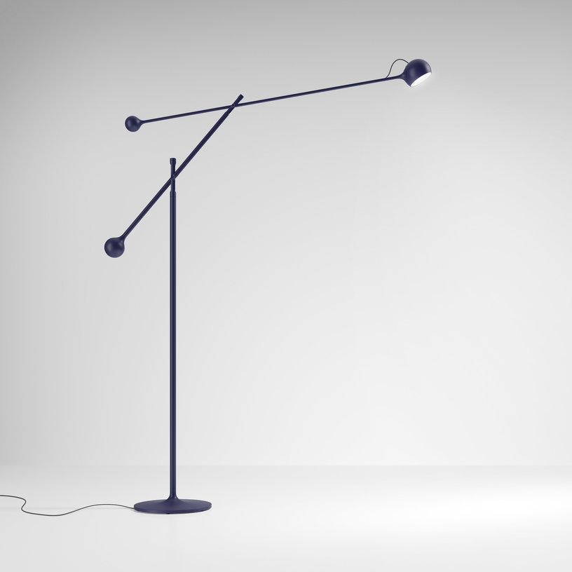 lampadaire-en-acier-bleu-ixa-artemide-1