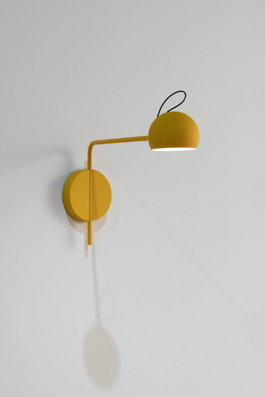 applique-murale-en-acier-jaune-ixa-artemide-4