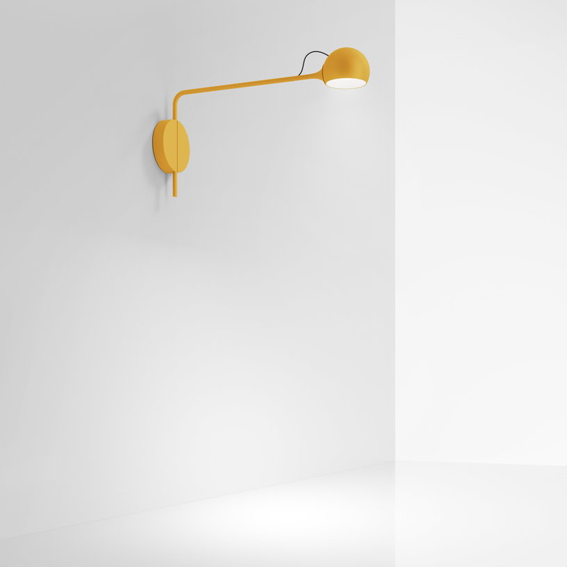 applique-murale-en-acier-jaune-ixa-artemide-1