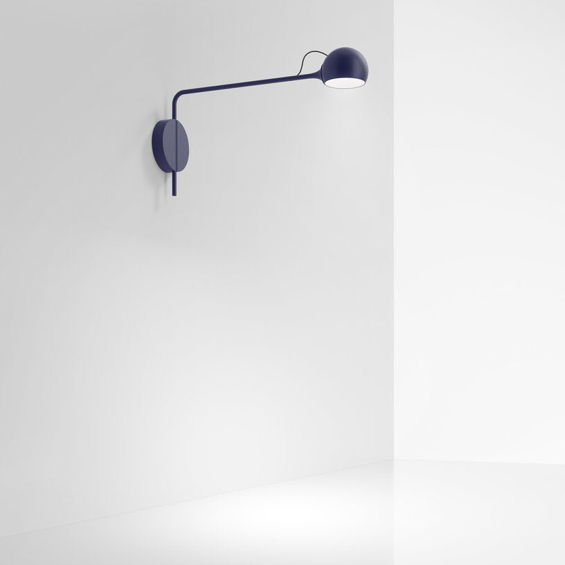 applique-murale-en-acier-bleu-ixa-artemide-1