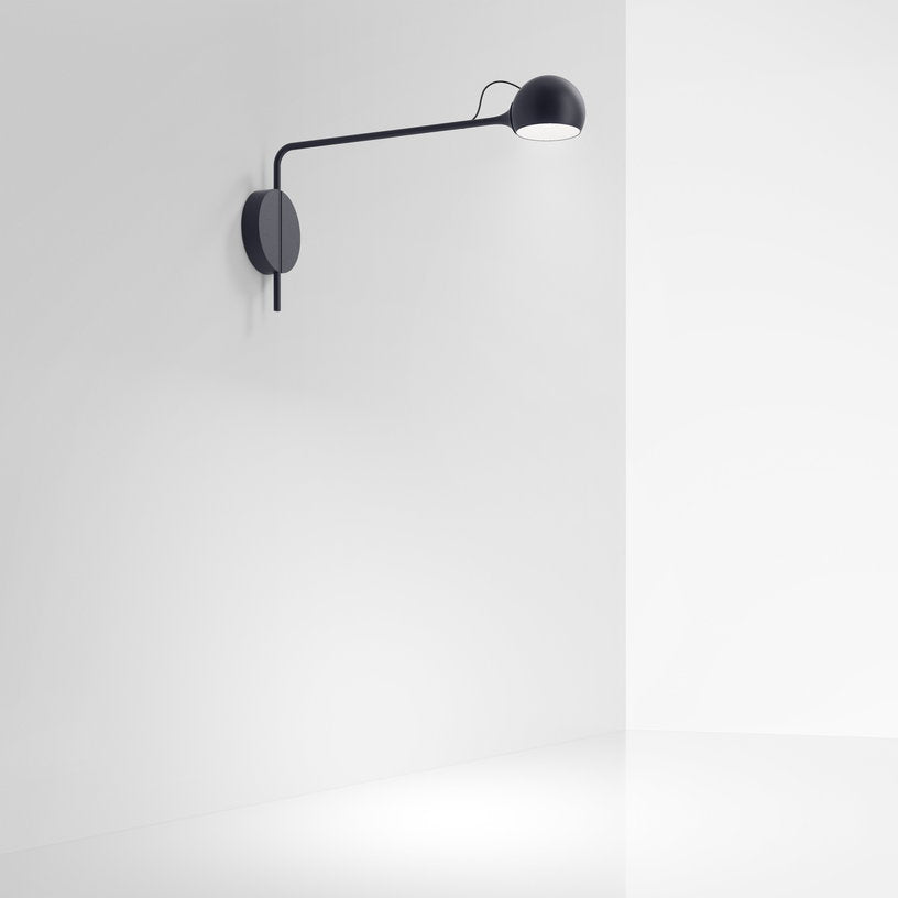 applique-murale-en-acier-anthracite-ixa-artemide-1