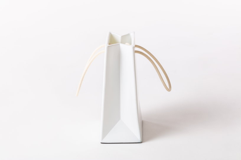 lampe-sans-fil-rechargeable-en-resine-blanc-12-x-7-5-cm-daily-shopper-seletti-2