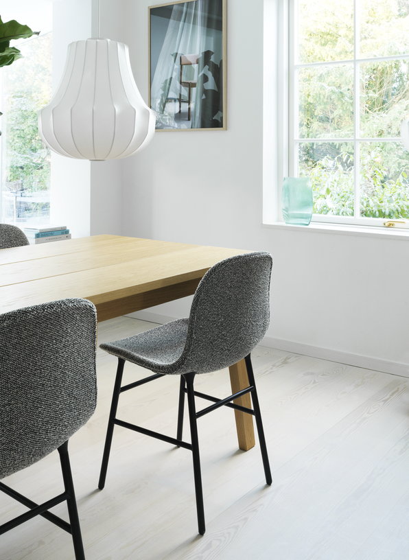 chaise-rembourree-hallingdal-126-et-pieds-chrome-form-chair-full-upholstery-normann-copenhagen-4