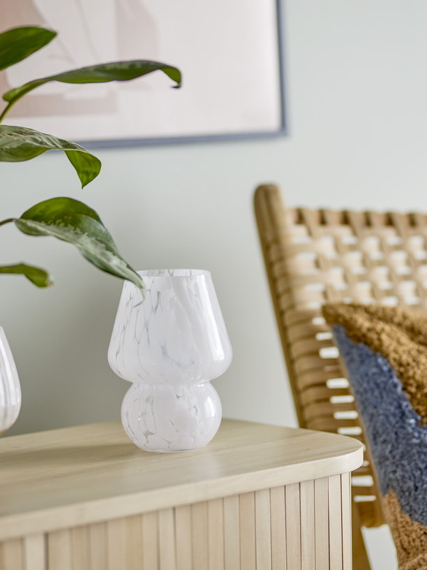 vase-en-verre-nuance-de-blanc-halim-bloomingville-3