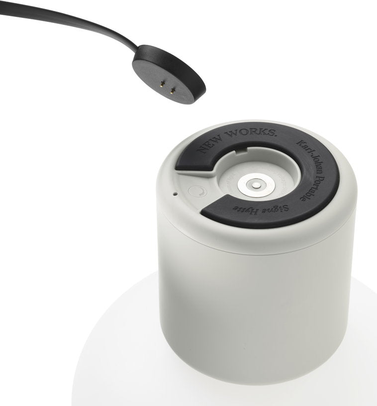 lampe-portable-en-polyethylene-gris-clair-18-cm-karl-johan-new-works-4