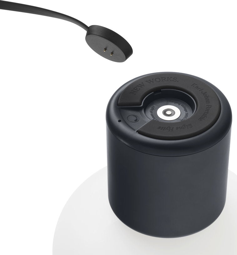 lampe-portable-en-polyethylene-noir-froid-18-cm-karl-johan-new-works-4