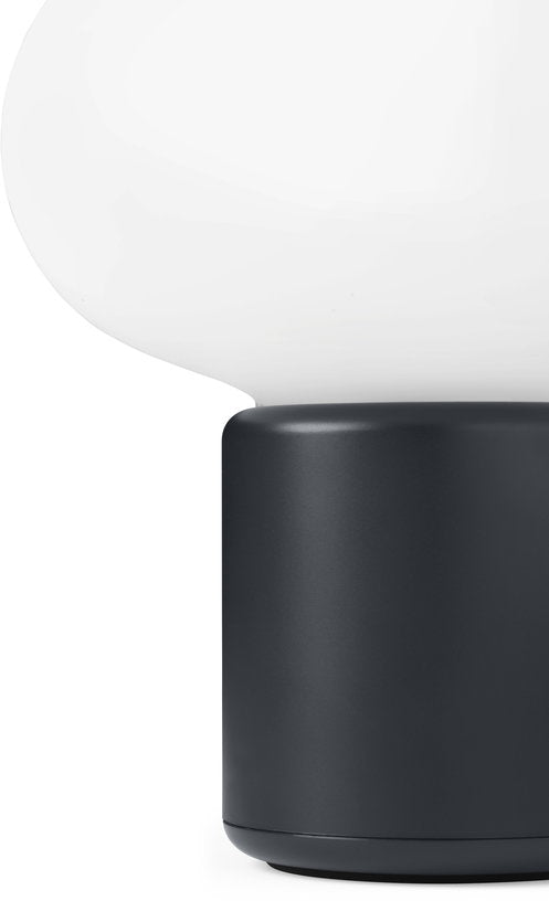 lampe-portable-en-polyethylene-noir-froid-18-cm-karl-johan-new-works-3