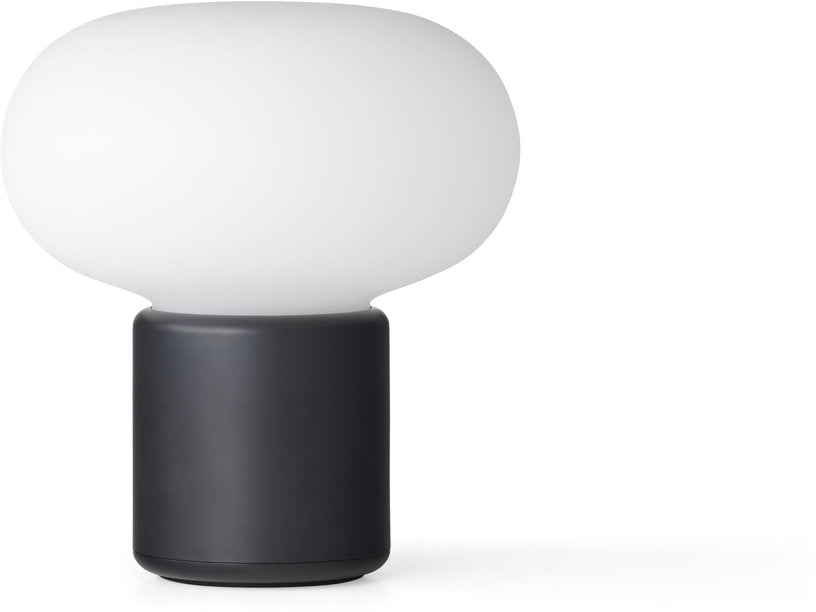 lampe-portable-en-polyethylene-noir-froid-18-cm-karl-johan-new-works-1