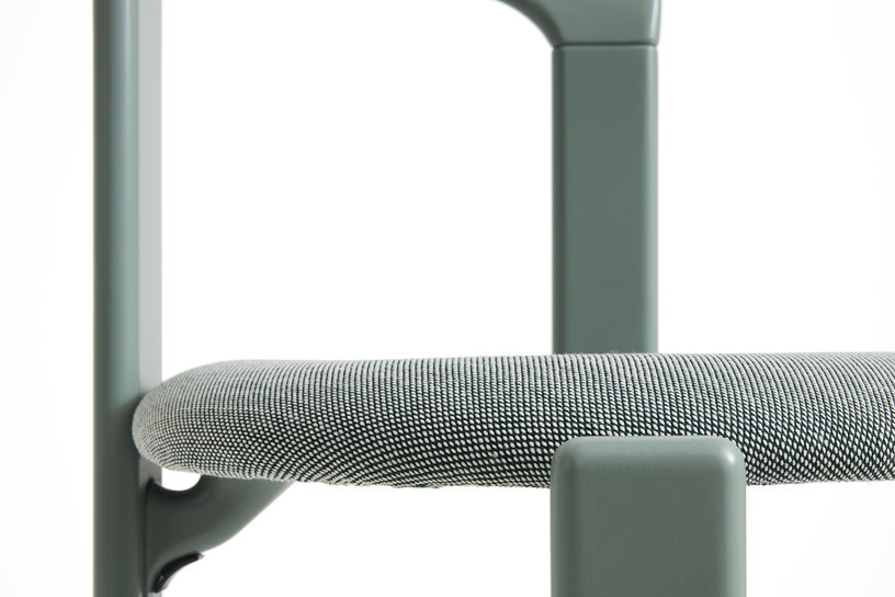 chaise-en-bois-de-hetre-tapisse-vert-automne-rey-hay-3