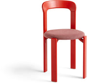 chaise-en-bois-de-hetre-tapisse-rouge-ecarlate-rey-hay-1