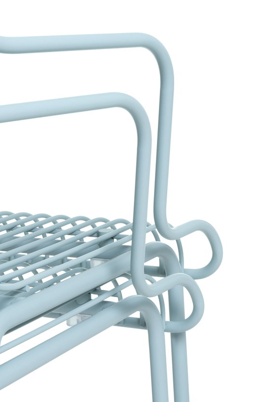 banc-bas-empilable-d-exterieur-en-acier-bleu-ciel-south-magis-3