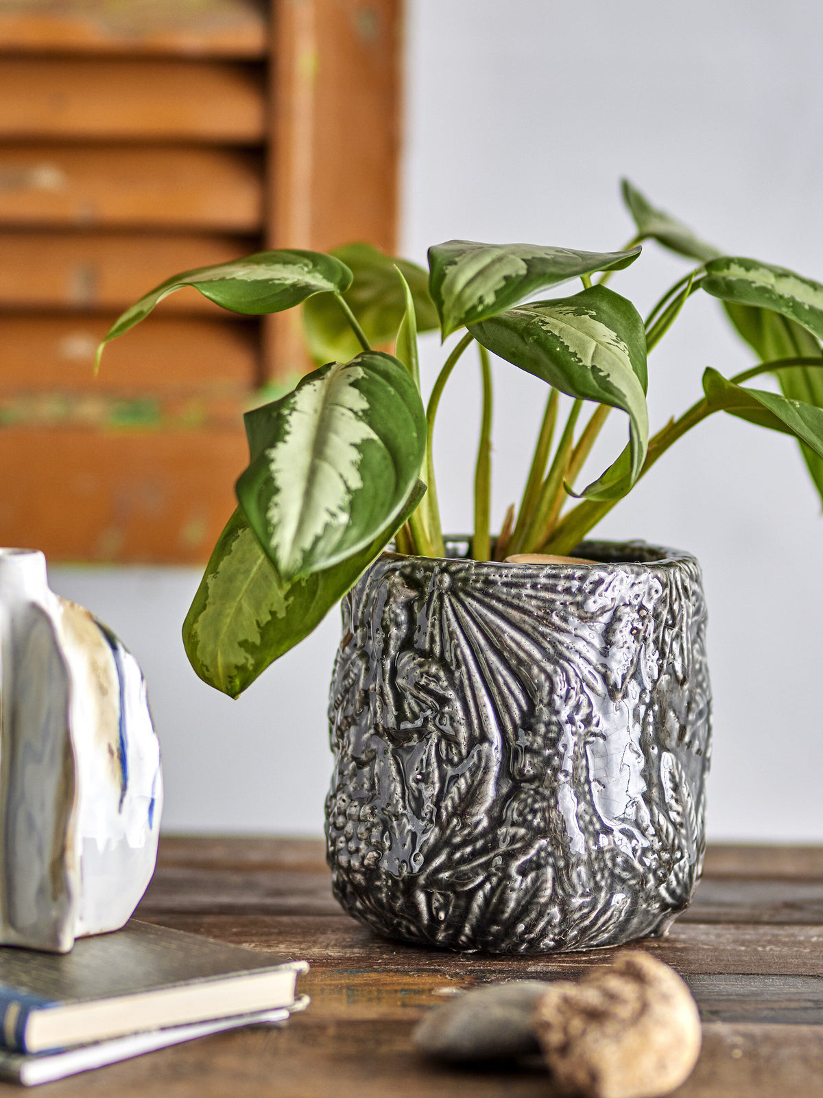 Nikou Deco Flowerpot Terracotta Noir - Bloomingville — 331075.jpg