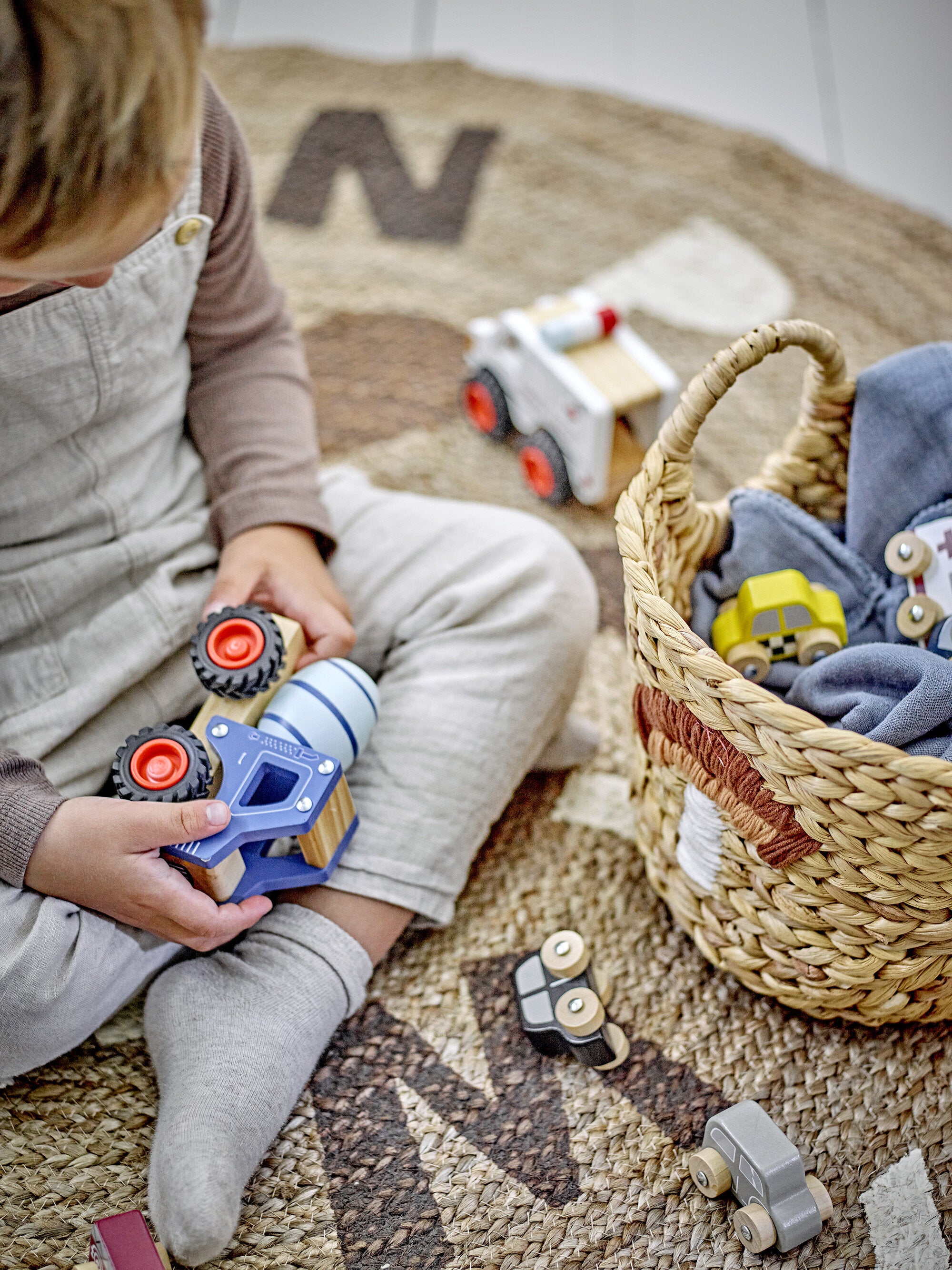 Voiture jouet Vito Bleu Fsc® 100% Pin - Bloomingville Mini — 331481.jpg