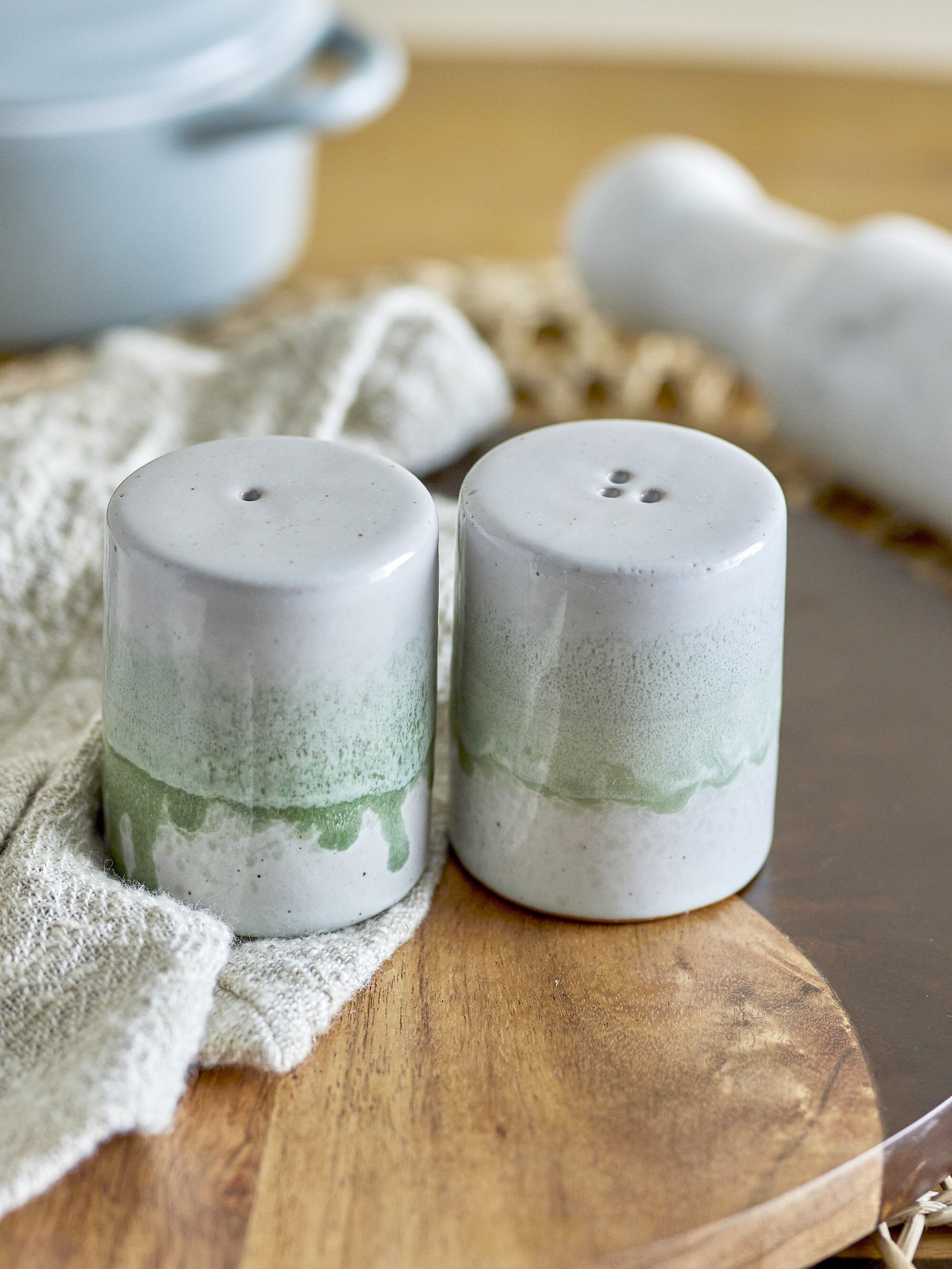 Paula Salt & Pepper Shaker Set Green Stoneware (Ensemble de salières et poivrières en grès vert) Bloomingville — 331862.jpg