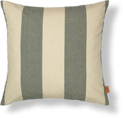 coussin-d-exterieur-carre-en-coton-raye-lichen-fonce-50x50cm-strand-ferm-living-1