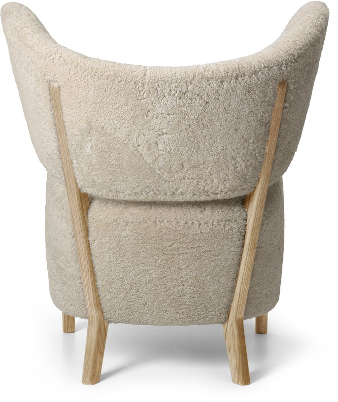 chaise-avec-accoudoirs-en-chene-et-tissus-peau-de-mouton-clair-de-lune-my-own-chair-audo-2