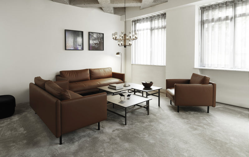 Fauteuil Rar en cuir cognac de Normann Copenhagen dans un salon lumineux