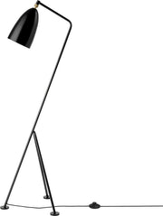 lampadaire-en-metal-noir-brillant-grashoppa-gubi-1