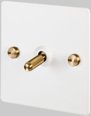interrupteur-uk-switch-en-metal-blanc-et-dore-1g-toggle-intermediaire-buster-punch-1