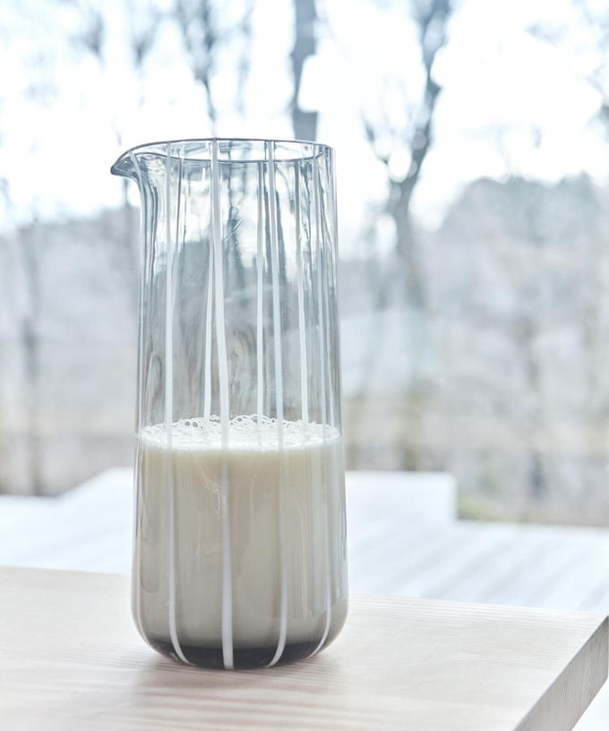 carafe-d-eau-rayee-gris-fume-mizu-oyoy-3