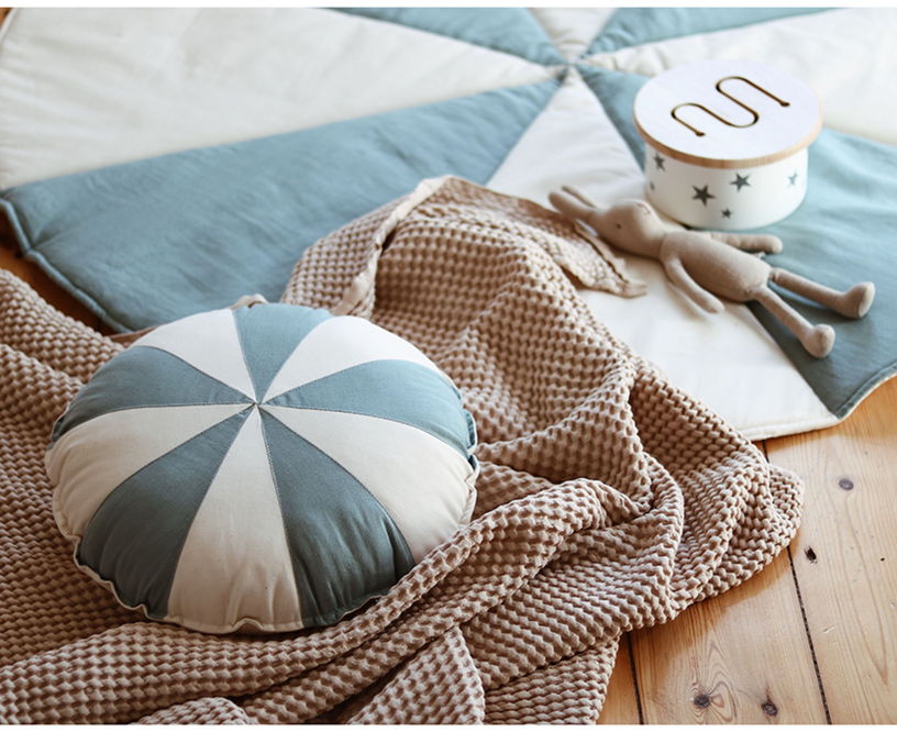 coussin-en-coton-et-lin-patchwork-bleu-bonbon-moi-mili-4