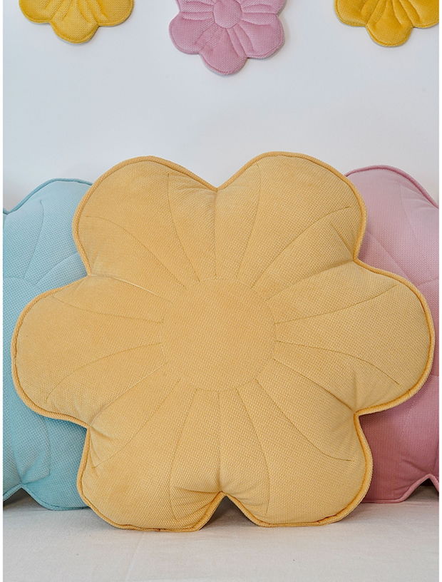 coussin-fleur-en-velours-miel-azalee-moi-mili-2